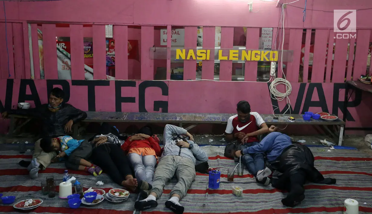 Pemudik menyempatkan beristirahat warung nasi Kota Cirebon karena kelelahan berkendara dari Jakarta, Jumat (24/6). Sembari beristirahat mereka menyempatkan waktu untuk makan dan minum. (Liputan6/JohanTallo)