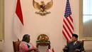Presiden Indonesia Prabowo Subianto (kanan) saat mengadakan pertemuan dengan Duta Besar Amerika Serikat untuk PBB, Linda Thomas-Greenfield di Istana Kepresidenan Republik Indonesia, Jakarta pada Senin 21 Oktober 2024. (BAY ISMOYO/POOL/AFP)
