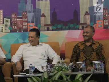 Menteri Hukum dan HAM Yasona Laoly (kiri) memberi pemaparan saat diskusi di gedung PPATK, Jakarta, Selasa (17/4). Diskusi tersebut membahas dimensi RUU Pembatasan Transaksi Uang Kartal. (Liputan6.com/Angga Yuniar)