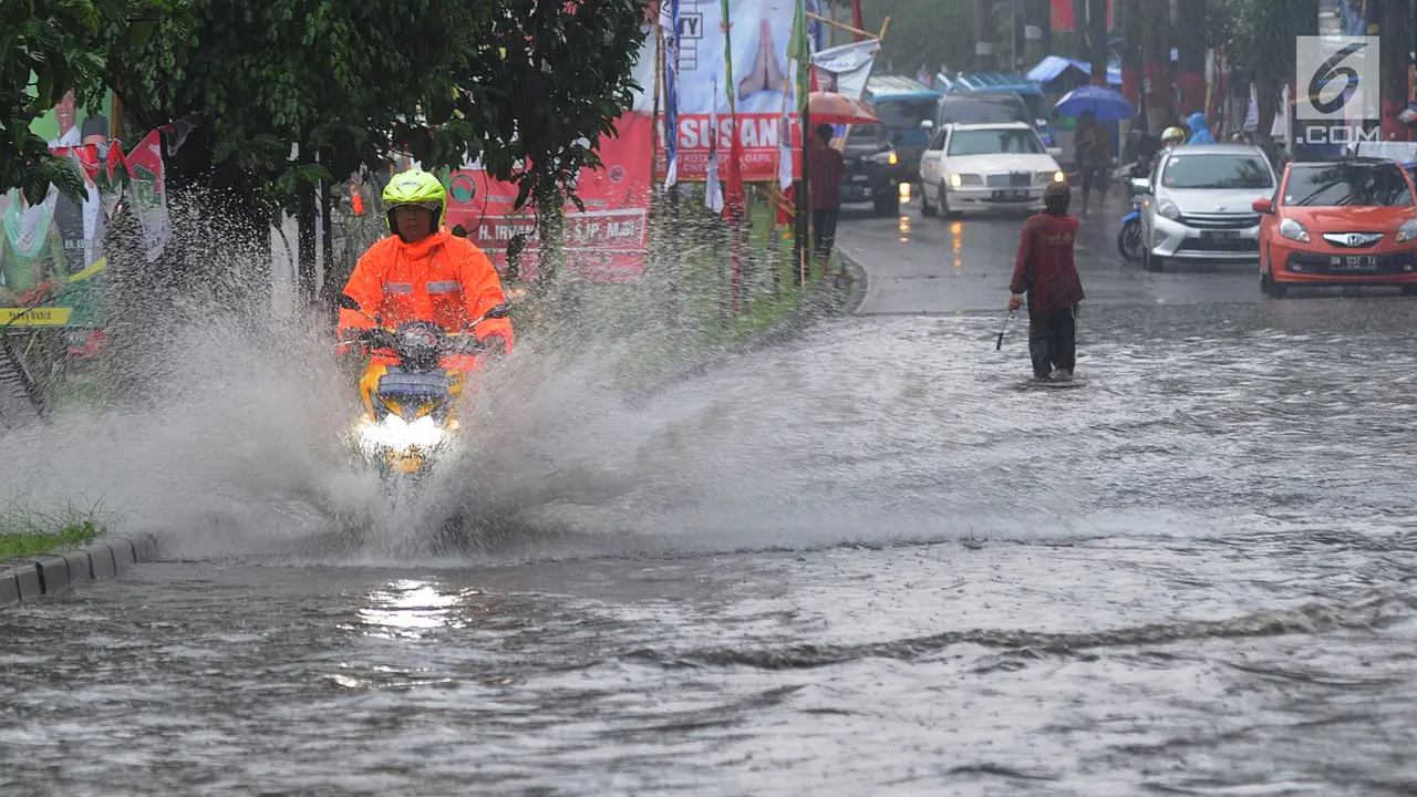 Hujan Deras Sebabkan Banjir di Jalan Raya Cinere