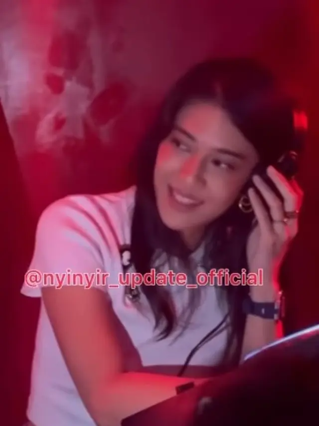 Dian Sastrowardoyo nge-DJ (Instagram/rumpi_gosip)