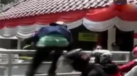 Puluhan warga asrama TNI Bara-Barayya unjuk rasa di kantor PLN Makassar