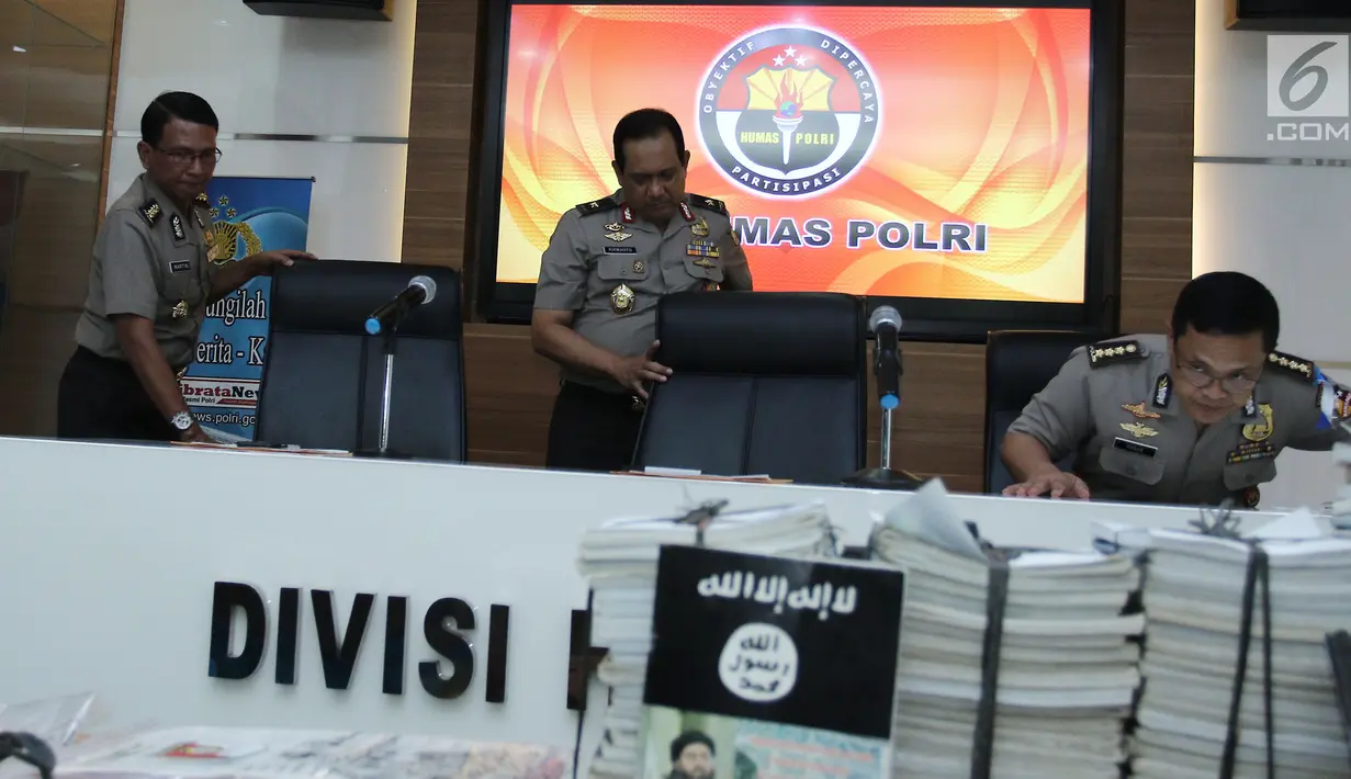 Karo Penmas Divisi Humas Polri Brigjen Rikwanto bersiap menggelar jumpa pers terkait kasus penyerangan Mapolda Sumut, di Mabes Polri, Jakarta, Jumat (30/6). Polisi menetapkan empat tersangka, seorang di antaranya adalah SP. (Liputan6.com/Herman Zakharia)