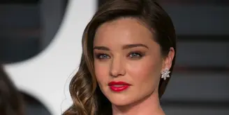 Miranda Kerr dan Evan Spiegel kini tengah merasakan indahnya cinta, Evan adalah miliarder yang 7 tahun lebih muda darinya Miranda. (EPA/Bintang.com)
