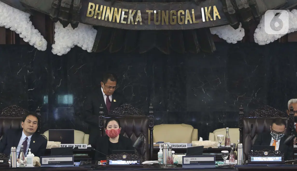 Ketua DPR RI, Puan Maharani (kedua kiri) jelang membuka Sidang Paripurna Masa Persidangan IV 2019-2020 di Kompleks Parlemen, Jakarta, Senin (15/6/2020). Rapat beragendakan penyampaian fraksi atas kerangka ekonomi makro dan pokok-pokok kebijakan fiskal RAPBN 2021. (Liputan6.com/Helmi Fithriansyah)
