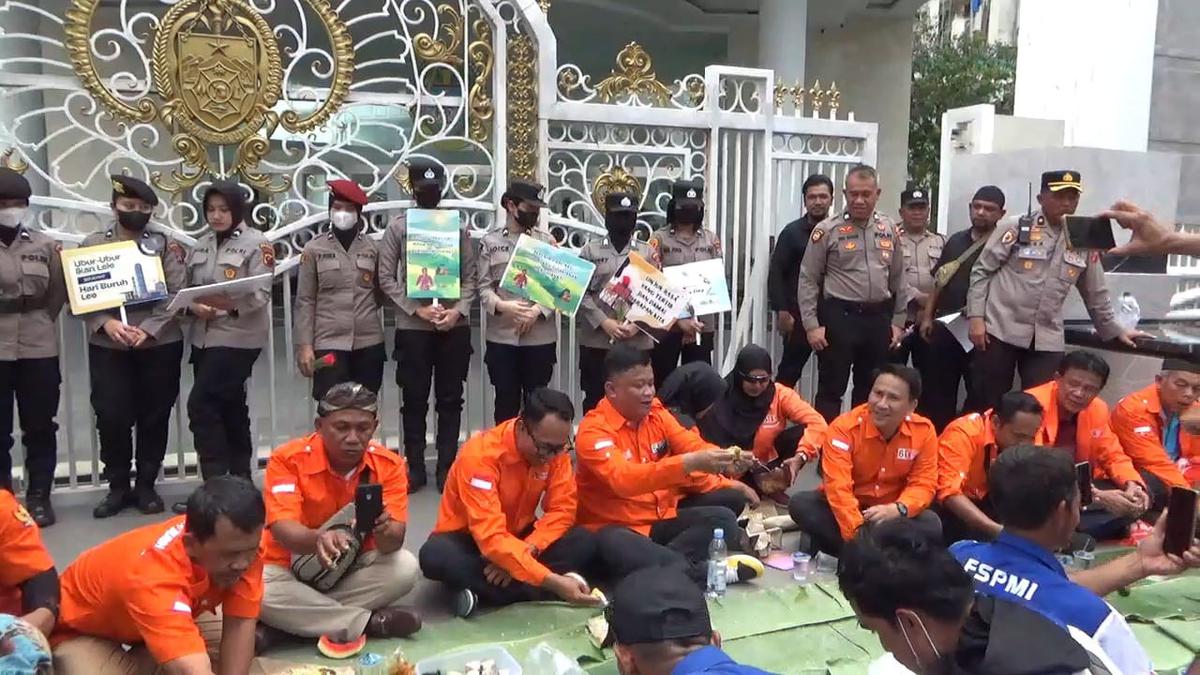 May Day 2025, Buruh Sumut Aksi Makan Bersama di Depan Kantor Gubernur Bobby Nasution