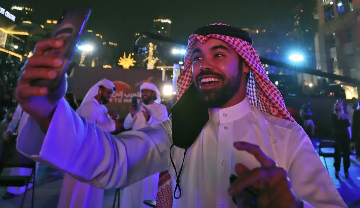 Seorang Uni Emirat Arab (UEA) merekam perayaan suksesnya misi Hope memasuki orbIt Planet Mars, di Dubai, pada Selasa (9/2/2021). Sebagai informasi, Hope diliuncurkan dari stasiun Luar Angkasa Tanegashima Jepang pada 20 Juli 2020. (AP Photo/Kamran Jebreili)