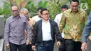 Ketua Umum PKB, Muhaimin Iskandar (tengah) memenuhi panggilan penyidik KPK di Jakarta, Rabu (29/1/2020). Muhaimin didampingi mantan Menteri Tenaga Kerja Hanif Dhakiri dan mantan Menteri Desa, Pembangunan Daerah Tertinggal dan Transmigrasi Eko Putro Sandjojo. (merdeka.com/Dwi Narwoko)
