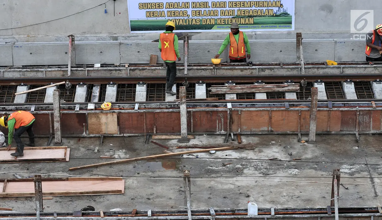 Aktivitas pekerja saat menyelesaikan Jalur 5A Light Rail Transit (LRT) Kelapa Gading-Velodrome, Jakarta, Kamis (19/4). Progres pembangunan Jalur 5A LRT Kelapa Gading-Velodrome telah mencapai 70 persen. (Merdeka.com/Iqbal Nugroho)