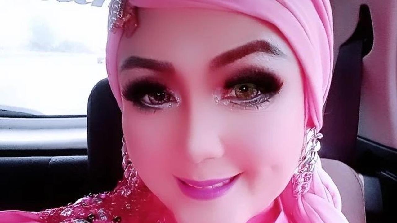 Penampilan Mega Mustika mencuri perhatian netizen. Di usianya yang kini mnginjak kepala 5, potretnya tetap cantik.