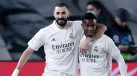 Striker Real Madrid, Karim Benzema bersama Vinicius Junior melakukan selebrasi usai mencetak gol ke gawang Granada pada laga Liga Spanyol di Stadion Alfredo Di Stefano, Kamis (24/12/2020). Real Madrid menang dengan skor 2-0. (AP/Bernat Armangue)