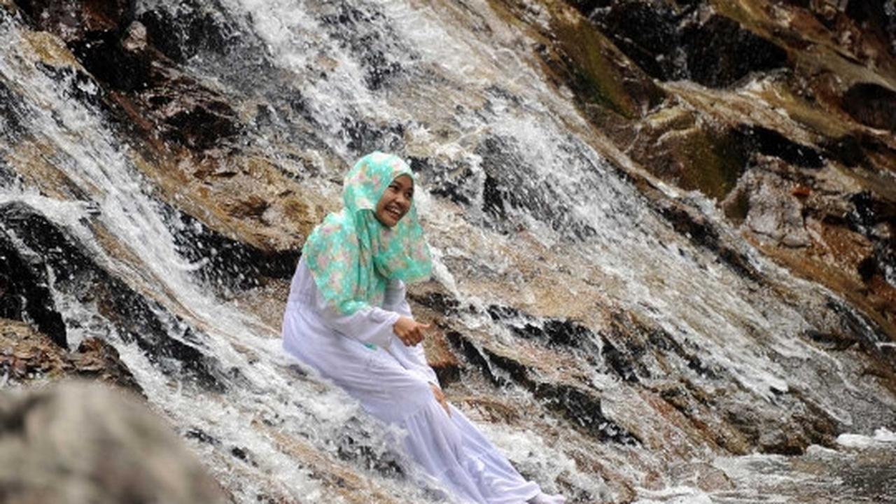Asyiknya muslim minoritas Thailand ngabuburit di Air Terjun Pajo
