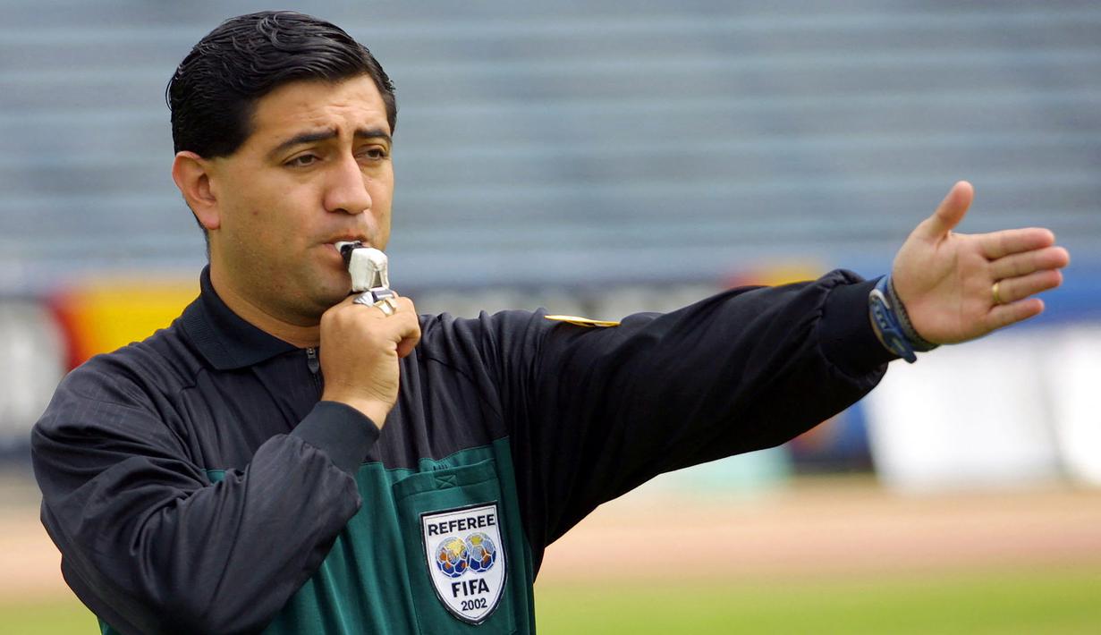 Sebelum gol emas Korea Selatan tercipta, Italia terlebih dahulu mencetak gol di babak perpanjangan waktu. Namun keputusan kontroversial kembali dibuat Byron Moreno dengan menganulir gol dari Damiano Tommasi tersebut karena dinyatakan offside. Padahal dalam tayangan ulang terlihat jelas keputusan tersebut keliru. (AFP/Martin Bernetti)