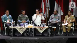 Menteri Desa Abdul Halim Iskandar (tengah) memberikan paparan saat diskusi panel IV Rakornas Indonesia Maju antara Pemerintah Pusat dan Forum Koordinasi Pimpinan Daerah (Forkopimda) di Bogor, Rabu (13/11/2019). Panel IV membahas pembangunan Infrastuktur. (Liputan6.com/Herman Zakharia)