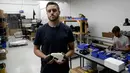 Pendiri Defense Distribute, Cody Wilson menunjukan pistol plastik yang dibuat pada printer 3D di Texas, Rabu (1/8). Pistol dan senapan plastik print 3D ini dikhawatirkan semakin memicu kekerasan akibat senjata api di negara tersebut. (AP/Eric Gay)