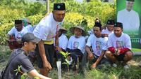 Relawan Kiai Muda Ganjar Jatim memberikan bantuan bibit kepada sejumlah petani di Nganjuk. (Istimewa)