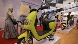 Motor listrik Easy Go (ECGO) Bike II di pajang dalam pameran GIIAS 2019, ICE BSD Tangerang, Sabtu (27/7/2019). Motor yang dilengkapi dengan Battery Management System (BMS) dilengkapi GPS yang akan memberitakan real time lokasi dan tracking lokasi pergerakan. (Liputan6.com/Fery Pradolo)
