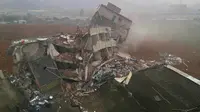 Pandangan udara dari bencana longsor di sebuah kawasan industri  di Shenzhen, provinsi Guangdong, China selatan, Minggu (20/12). Sekitar 900 orang diungsikan dan empat orang diselamatkan dengan cedera ringan, kata pemerintah setempat (CHINA OUT AFP PHOTO)