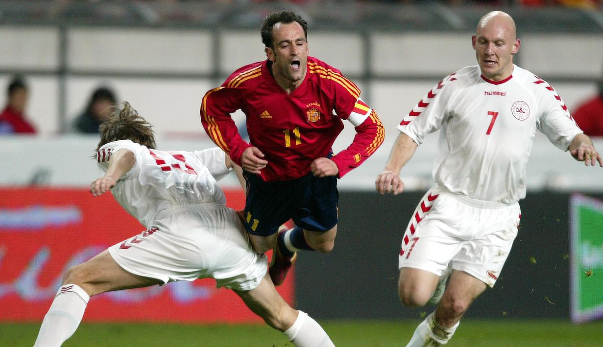 Pemain Spanyol, Joseba Etxeberria (tengah) dijepit dua pemain Denmark, Per Koldrup (kiri) dan Thomas Gravesen pada laga uji coba jelang EURO 2004 di Molinon Stadium, Gijon, Spanyol (31/3/2004). Joseba Etxeberria berhasil meraih gelar top skor Piala Dunia U-20 pada edisi 1995 saat masih bernama Piala Dunia Remaja di Qatar dengan raihan 7 gol. Spanyol sendiri berhasil menempati posisi keempat setelah kalah 2-3 dari Portugal pada laga perebutan tempat ketiga. Sebelumnya Spanyol dikalahkan Argentina 0-3 di laga semifinal. (AFP/Javier Soriano)