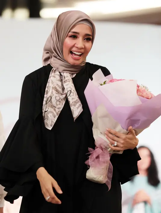 Menurut Bella, pertanyaan tersebut tidak penting untuk dilontarkan. "Ada pertanyaan yang lebih penting nggak?" kata Laudya Cynthia Bella di kawasan Depok, Jawa Barat. (Deki Prayoga/Bintang.com)