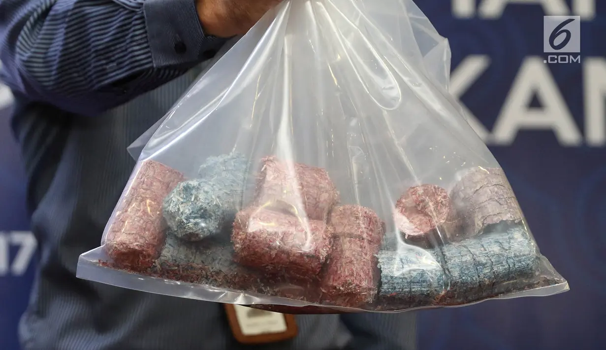Kantong plastik berisi sisa uang palsu yang sudah dihancurkan di Gedung Bank Indonesia (BI), Rabu (26/7). BI bersama Bareskrim Polri memusnahkan uang palsu sebanyak 189.477 lembar hasil temuan sejak 2014 hingga akhir 2016 (Liputan6.com/Immanuel Antonius)
