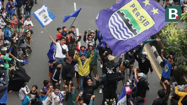 Foto: Sambut Kedatangan Skuad Persib usai Juara Championship Series BRI Liga 1 2023/2024, Bobotoh Lakukan Pawai di Kota Bandung