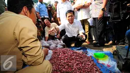 Ketua DPR RI, Setya Novanto berbincang saat sidak harga bawang merah di Pasar Induk Kramat Jati, Jakarta, Selasa (16/6/2015). Harga bawang merah menembus harga 30ribu per kg atau mengalami kenaikan sekitar Rp2000. (Liputan6.com/Yoppy Renato)