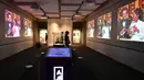 Orang-orang mengunjungi Museum Grammy pada hari pertama dibuka kembali setelah lebih dari setahun ditutup akibat COVID-19 di Los Angeles, Jumat (21/5/2021). Mulai 15 Juni, California akan mencabut sebagian besar pembatasan pandemi, termasuk jarak sosial dan penggunaan masker. (Frederic J. BROWN/AFP)