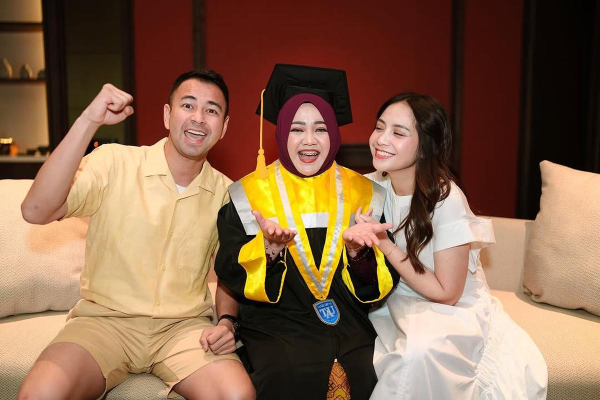 Potret Mbak Lala Wisuda, Syukurannya Diajak ke Bali Sampai Bawa Toga