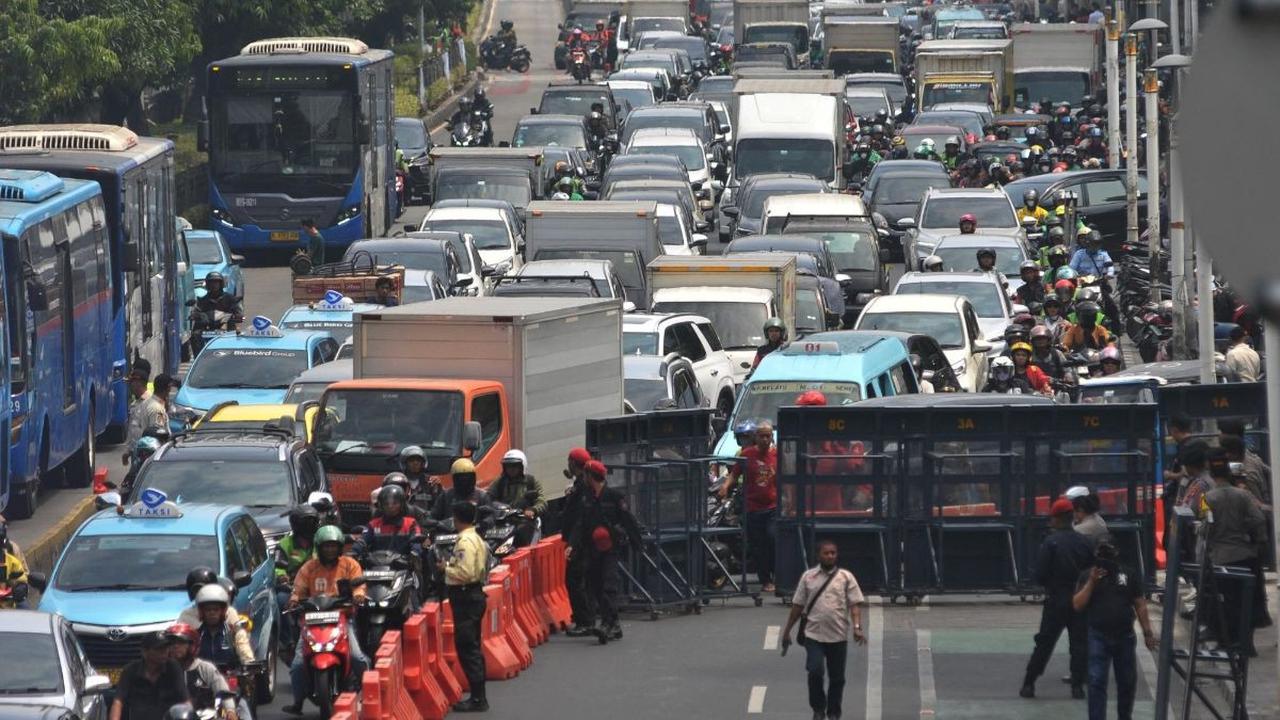 FOTO: Padat Merayap Lalu Lintas di Depan KPU DKI Saat Cagub-Cawagub Daftar Pilkada Jakarta