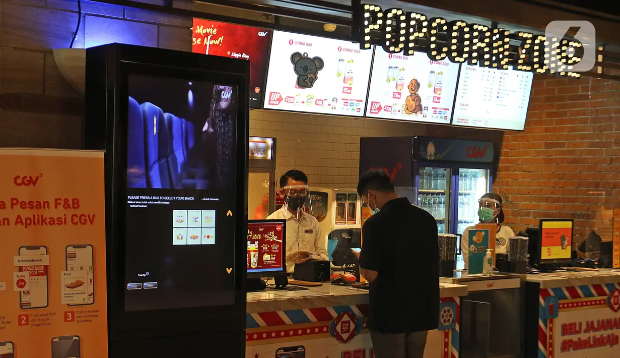 Penonton memesan makanan di bioskop yang sudah dibuka, di CGV Grand Indonesia di Jakarta, Rabu (21/10/2020). Sejumlah bioskop di Ibu Kota kembali beroperasi hari ini setelah mendapatkan izin dari Pemprov DKI Jakarta. (Liputan.com/Herman Zakharia)