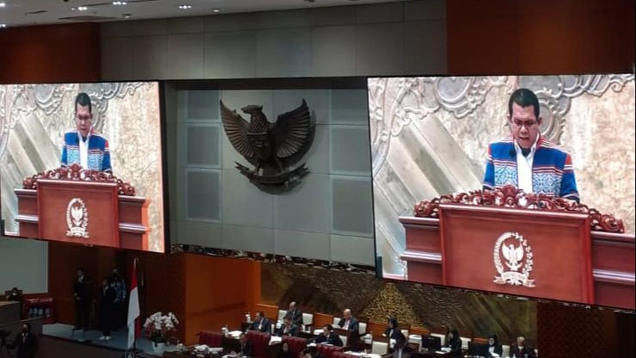 Ketua DPR RI Puan Maharani mengetuk palu pengesahan RUU Kesehatan setelah mendengarkan pendapat dua fraksi yang menolak yaitu Demokrat dan PKS.