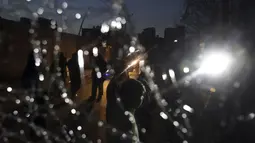 Kondisi kaca bus yang pecah akibat terdampak ledakan bom di Kabul, Afganistan (28/12/2020). Menurut polisi Kabul, banyak orang terluka dalam dua ledakan Senin di ibukota Kabul. (AP Photo/Rahmat Gul)