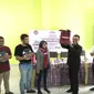 Mega Tri Agustina (Community Manager Bukalapak) dan Dr. H. M. Zairullah Azhar, M. Sc, Ketua Yayasan Pendidikan Bina Banua