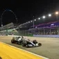 Pembalap Mercedes Lewis Hamilton mengikuti kualifikasi F1 GP Singapura 2019 di Sirkuit Marina Bay, Sabtu (21/9/2019). (AFP/Mladen Antonov)