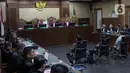 (Kiri-kanan) Menteri Komunikasi dan Infotmatika (Menkominfo) nonaktif Johnny G Plate, Tenaga Ahli pada Human Development Universitas Indonesia (Hudev UI) Yohan Suryanto, serta Dirut Badan Aksesibilitas Telekomunikasi dan Informasi (Bakti) Kominfo Anang Achmad Latif menjalani sidang perdana pembacaan dakwaan kasus tindak pidana korupsi dalam proyek pengadaan base transceiver station (BTS) 4G di Pengadilan Negeri Jakarta Pusat, Selasa (27/6/2023). (Liputan6.com/Herman Zakharia)