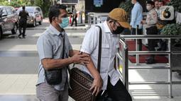 Wakil Ketua DPRD Provinsi Jawa Timur Sahat Tua Simanjuntak yang terjaring operasi tangkap tangan (OTT) tiba di Gedung Merah Putih KPK, Jakarta, Kamis (15/12/2022). Sahat diduga terlibat tindak pidana suap pengurusan alokasi dana hibah yang bersumber dari APBD Jatim. (Liputan6.com/Faizal Fanani)