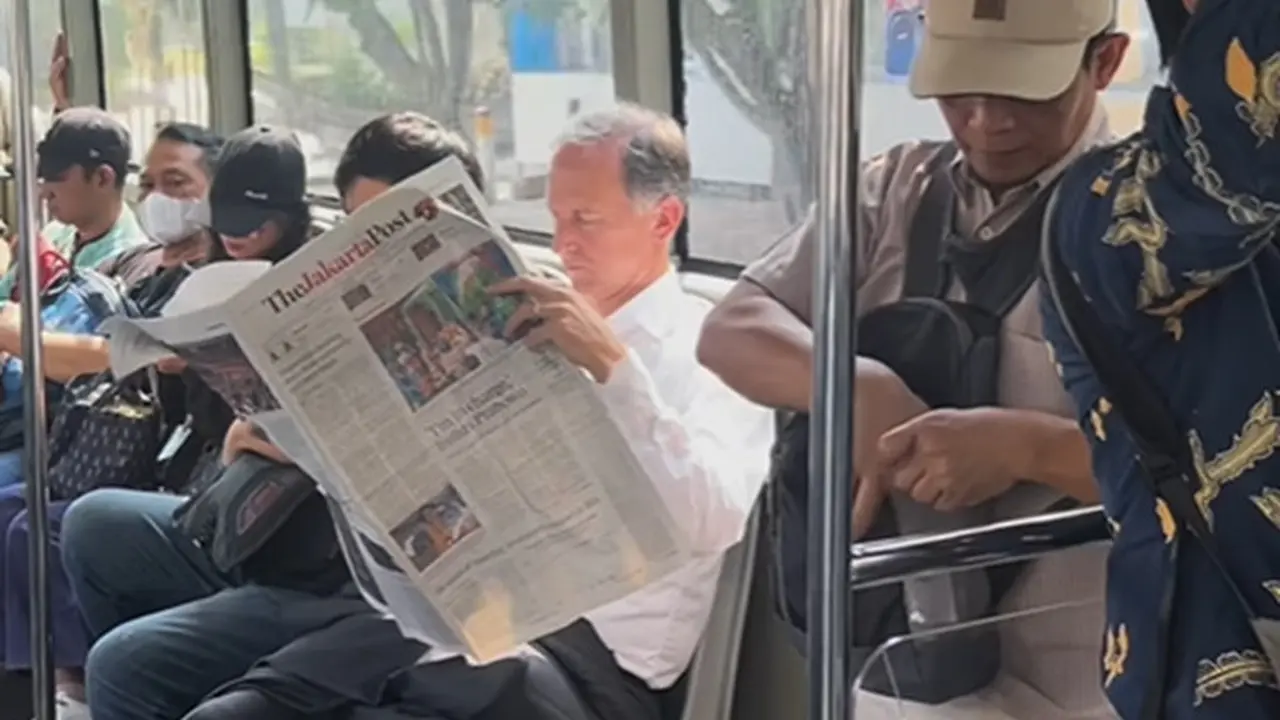 Dubes Marc Gerritsen tunjukan dukungannya terhadap penggunaan transportasi publik di Jakarta dengan cara yang sederhana namun bermakna (Dok. Instagram/@nlinindonesia).