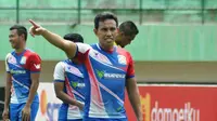 Mantan kapten Timnas Indonesia, Bima Sakti, memberi masukan terkait penampilan Timnas Indonesia saat ini. (Bola.com/Romi Syahputra)