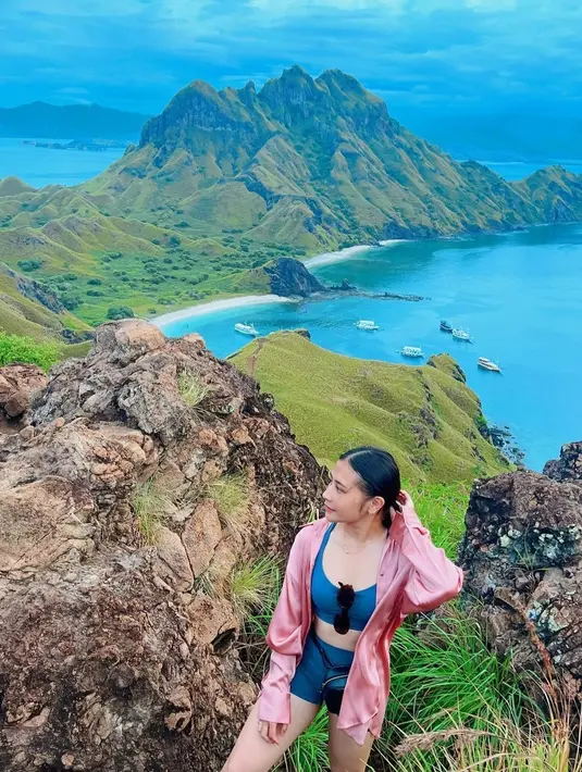 Karena kesuksesan series itu, Prilly dinilai cocok dengan Reza Rahadian. [Instagram/prillylatuconsina96]