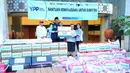 Penyerahan bantuan dilakukan secara simbolis oleh Imam Sudjarwo selaku Direktur CSR Emtek Media dan Ketua Umum YPP, bersama Sunarsih, Direktur Legal dan Operasional PT CAS, serta Suci, Direktur Finance PT CAS, kepada Menteri Sosial Republik Indonesia, Saifullah Yusuf, di Kantor Kementerian Sosial RI. Selanjutnya, Dok. Emtekseluruh bantuan akan diberangkatkan menggunakan kapal TNI Angkatan Laut menuju wilayah Sumatra. Dok. Emtek