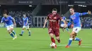 Gelandang Legia Warszawa, Bartosz Slisz (tengah) menantang gelandang Napoli Fabian Ruiz pada lanjutan pekan ketiga fase Grup C Liga Europa di Stadion Diego Armando Maradona, Jumat (22/10/2021) dini hari WIB. Napoli sukses melibas Legia Warsawa dengan skor 3-0. (Tiziana FABI / AFP)
