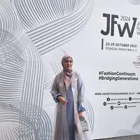 Meskipun jarang tampil di layar kaca, namun sosok Fenita Arie terus menginspirasi melalui media sosialnya. Gaya fashion modest-nya begitu menawan dan bisa diaplikasikan oleh siapapun. [Foto: instagram/ Fenita Arie]