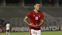 Selebrasi timang bayi striker Timnas Indonesia, M. Rafli usai cetak gol ke gawang Tira Persikabo, Jumat (05/03/2021). (Muhammad Iqbal Ichsan/Bola.com)