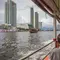 Para warga menaiki perahu yang berlayar di Sungai Menam di Bangkok, ibu kota Thailand, pada 7 September 2020. Menaiki perahu yang berlayar di jalur air yang padat untuk berkeliling kota sudah menjadi bagian dari keseharian warga dan juga menjadi pemandangan kota yang unik. (Xinhua/Zhang Keren)