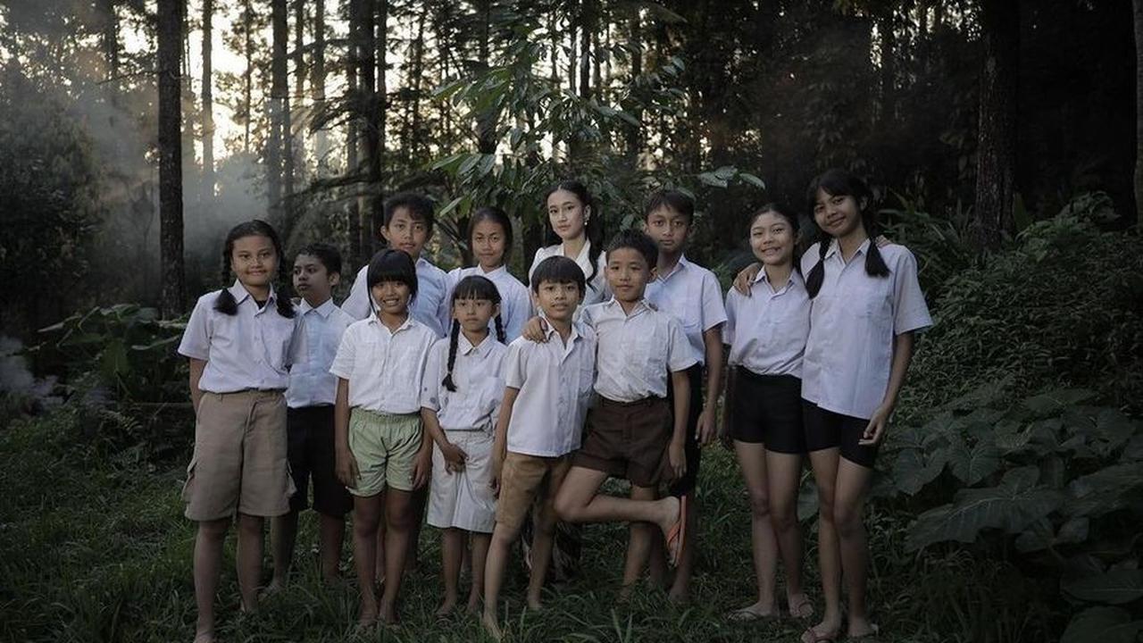 Terdapat juga adegan di mana Keisya terlihat bersama sekelompok anak-anak sekolah, membangkitkan kenangan akan kehidupan desa yang sederhana namun penuh makna.<br>