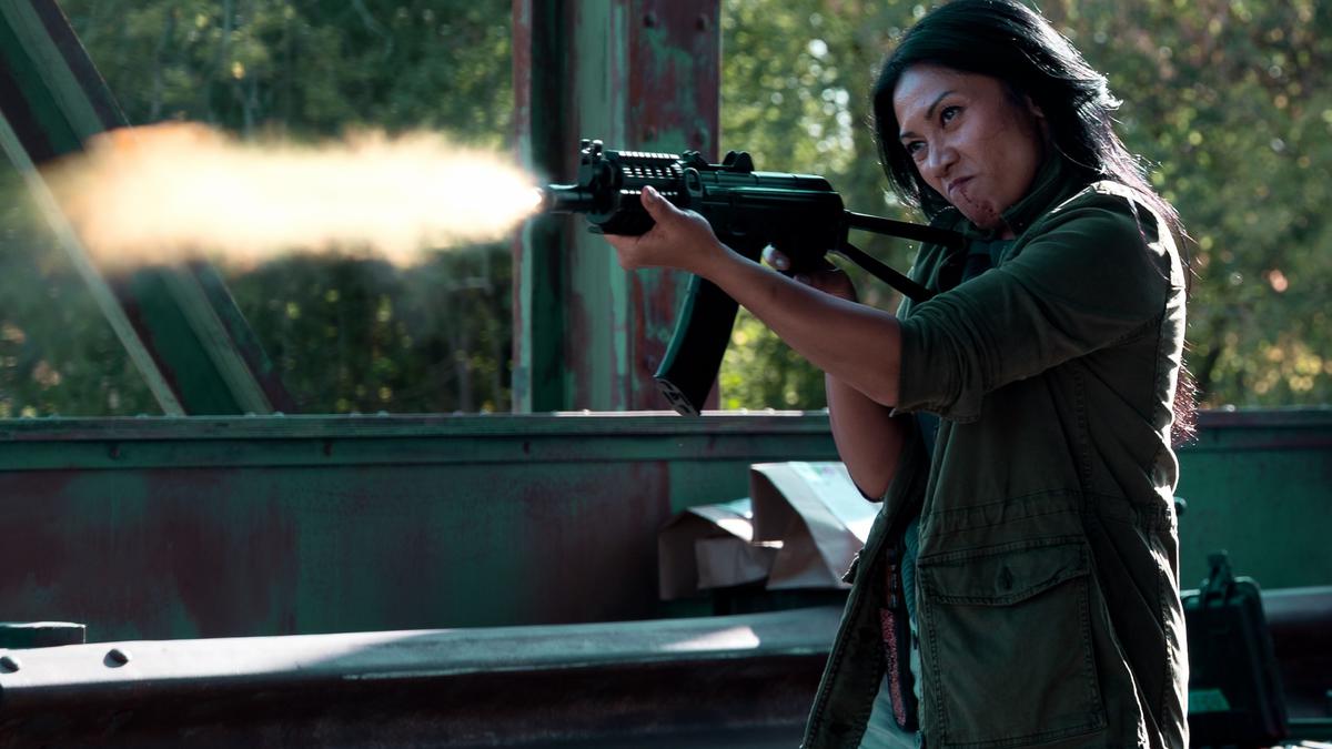 Anggun Ungkap Cerita di Balik Karambit Bersarung Batik dalam Serial Reacher Season 4