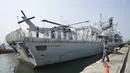 Personel Tentara Nasional Indonesia (TNI) Angkatan Laut membantu awak kapal fregat Angkatan Laut Kerajaan HMS Richmond untuk berlabuh di Pelabuhan Tanjung Priok, Jakarta, Rabu 25 Juni 2025. (AP/Tatan Syuflana)