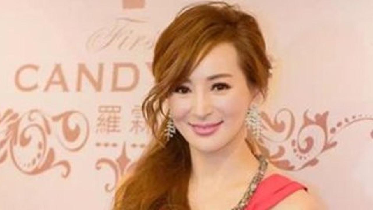 Model ini masih cantik di usia setengah abad