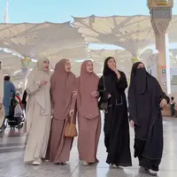 Lihat di sini gaya kompak Dinda Hauw, Annisa Rahma, dan Dara Arafah saat umrah. [@dindahw].